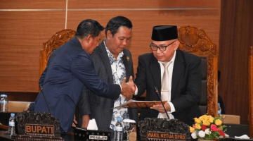 Bupati Lombok Timur Haerul Warisin dan Ketua DPRD Lombok Timur Muhammad Yusri berjabat tangan seusai Rapat Paripurna DPRD Lombok Timur 2026. (Foto: Lombokini.com)