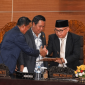 Bupati Lombok Timur Haerul Warisin dan Ketua DPRD Lombok Timur Muhammad Yusri berjabat tangan seusai Rapat Paripurna DPRD Lombok Timur 2026. (Foto: Lombokini.com)