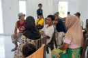 Warga Desa Ekas Buana menggelar aksi di kantor desa, Rabu (23/9/2026), dan menyoroti dugaan hubungan Sekdes dengan perempuan setempat hingga hamil di luar nikah. (Foto: Lombokini.com/Tangkapan Layar)