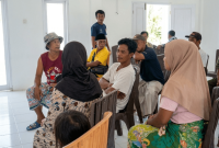 Warga Desa Ekas Buana menggelar aksi di kantor desa, Rabu (23/9/2026), dan menyoroti dugaan hubungan Sekdes dengan perempuan setempat hingga hamil di luar nikah. (Foto: Lombokini.com/Tangkapan Layar)