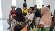 Warga Desa Ekas Buana menggelar aksi di kantor desa, Rabu (23/9/2026), dan menyoroti dugaan hubungan Sekdes dengan perempuan setempat hingga hamil di luar nikah. (Foto: Lombokini.com/Tangkapan Layar)