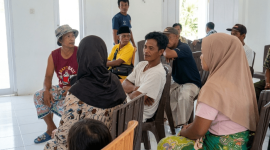 Warga Desa Ekas Buana menggelar aksi di kantor desa, Rabu (23/9/2026), dan menyoroti dugaan hubungan Sekdes dengan perempuan setempat hingga hamil di luar nikah. (Foto: Lombokini.com/Tangkapan Layar)