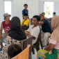 Warga Desa Ekas Buana menggelar aksi di kantor desa, Rabu (23/9/2026), dan menyoroti dugaan hubungan Sekdes dengan perempuan setempat hingga hamil di luar nikah. (Foto: Lombokini.com/Tangkapan Layar)