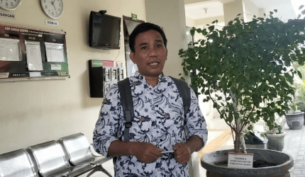 Penasihat hukum wartawan Mugni Ilma menegaskan JPU gagal membuktikan tiga pasal dakwaan pemerasan Dirut PDAM Lombok Timur di PN Selong, Senin 7 September 2026, dan meminta saksi ahli dihadirkan.