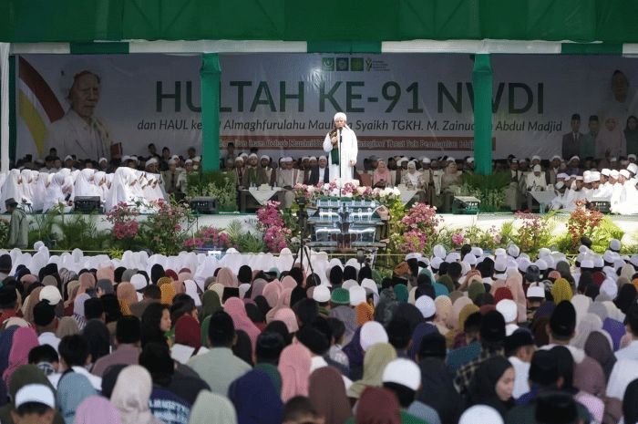 Puluhan ribu jamaah mengikuti puncak Hultah NWDI ke-91 dan Haul ke-29 Al-Maghfurlah Maulana Syaikh TGKH. Muhammad Zainuddin Abdul Madjid dengan memadati GOR dan Lapangan Utama YPH PPD NWDI Pancor, Lombok Timur, NTB, Ahad (13/9/2026). (Foto: Lombokini.com)