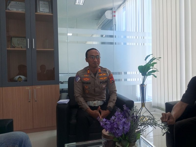 Kasat Satlantas saat ditemui awak media di kantornya (doc. lombokini.com)