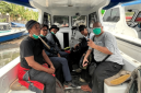 Rombongan jurnalis berlayar melintasi Selat Sunda untuk meliput aktivitas Gunung Krakatau, Senin 7 September 2026. (Foto: Lombokini.com/Tamrin)