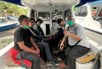 Rombongan jurnalis berlayar melintasi Selat Sunda untuk meliput aktivitas Gunung Krakatau, Senin 7 September 2026. (Foto: Lombokini.com/Tamrin)
