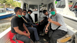Rombongan jurnalis berlayar melintasi Selat Sunda untuk meliput aktivitas Gunung Krakatau, Senin 7 September 2026. (Foto: Lombokini.com/Tamrin)
