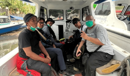 Rombongan jurnalis berlayar melintasi Selat Sunda untuk meliput aktivitas Gunung Krakatau, Senin 7 September 2026.