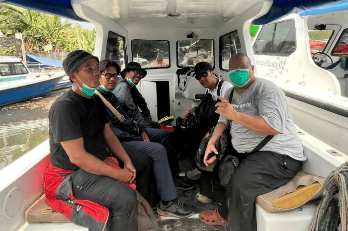 Rombongan jurnalis berlayar melintasi Selat Sunda untuk meliput aktivitas Gunung Krakatau, Senin 7 September 2026. (Foto: Lombokini.com/Tamrin)