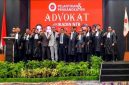 Pengurus dan advokat IKADIN NTB berfoto bersama seusai melantik dan mengukuhkan 25 advokat dalam rangkaian pengangkatan advokat 2026 di Hotel Lombok Raya, Kota Mataram, Sabtu (26/9/2026). (Foto: Lombokini.com/Istimewa)