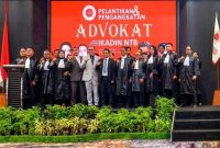Pengurus dan advokat IKADIN NTB berfoto bersama seusai melantik dan mengukuhkan 25 advokat dalam rangkaian pengangkatan advokat 2026 di Hotel Lombok Raya, Kota Mataram, Sabtu (26/9/2026). (Foto: Lombokini.com/Istimewa)