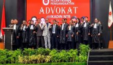 Pengurus dan advokat IKADIN NTB berfoto bersama seusai melantik dan mengukuhkan 25 advokat dalam rangkaian pengangkatan advokat 2026 di Hotel Lombok Raya, Kota Mataram, Sabtu (26/9/2026). (Foto: Lombokini.com/Istimewa)