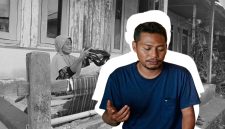 Rolansyah saat diwawancarai di kediamannya (doc. lombokini.com)