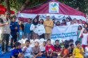 Wakil Bupati Lombok Tengah HM Nursiah bersama Kepala Dinas Sosial dan Relawan Nusantara menyerahkan bantuan Alat Tulis dan Perlengkapan Sekolah (ATK), Pemberian Makanan Tambahan (PMT), serta baby kits kepada keluarga penyintas kebakaran Sade di Kampung Adat Sade, Desa Rembitan, Lombok Tengah, Selasa (15/9/2026). (Foto: Lombokini.com)