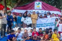 Wakil Bupati Lombok Tengah HM Nursiah bersama Kepala Dinas Sosial dan Relawan Nusantara menyerahkan bantuan Alat Tulis dan Perlengkapan Sekolah (ATK), Pemberian Makanan Tambahan (PMT), serta baby kits kepada keluarga penyintas kebakaran Sade di Kampung Adat Sade, Desa Rembitan, Lombok Tengah, Selasa (15/9/2026). (Foto: Lombokini.com)