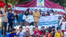 Wakil Bupati Lombok Tengah HM Nursiah bersama Kepala Dinas Sosial dan Relawan Nusantara menyerahkan bantuan Alat Tulis dan Perlengkapan Sekolah (ATK), Pemberian Makanan Tambahan (PMT), serta baby kits kepada keluarga penyintas kebakaran Sade di Kampung Adat Sade, Desa Rembitan, Lombok Tengah, Selasa (15/9/2026). (Foto: Lombokini.com)
