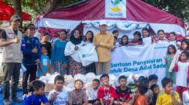 Wakil Bupati Lombok Tengah HM Nursiah bersama Kepala Dinas Sosial dan Relawan Nusantara menyerahkan bantuan Alat Tulis dan Perlengkapan Sekolah (ATK), Pemberian Makanan Tambahan (PMT), serta baby kits kepada keluarga penyintas kebakaran Sade di Kampung Adat Sade, Desa Rembitan, Lombok Tengah, Selasa (15/9/2026). (Foto: Lombokini.com)