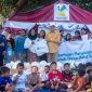 Wakil Bupati Lombok Tengah HM Nursiah bersama Kepala Dinas Sosial dan Relawan Nusantara menyerahkan bantuan Alat Tulis dan Perlengkapan Sekolah (ATK), Pemberian Makanan Tambahan (PMT), serta baby kits kepada keluarga penyintas kebakaran Sade di Kampung Adat Sade, Desa Rembitan, Lombok Tengah, Selasa (15/9/2026). (Foto: Lombokini.com)