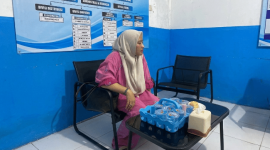 Nirmala Rahayu Luk Santi, anggota DPRD Lombok Timur dari PDI Perjuangan, berada di SPPG Selaparang Monjok Timur 3 Mataram, Sabtu (12/9/2026). (Foto: Lombokini.com)
