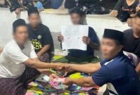 Sekdes Ekas Buana berdamai dengan keluarga ES usai skandal hubungan terlarang. Pj Kades Ekas Buana membantah mengarahkan isi perdamaian. (Foto: Lombokini.com)