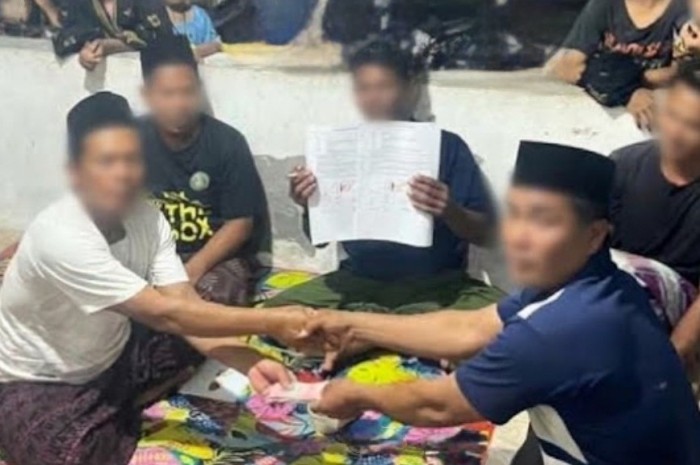 Sekdes Ekas Buana berdamai dengan keluarga ES usai skandal hubungan terlarang. Pj Kades Ekas Buana membantah mengarahkan isi perdamaian. (Foto: Lombokini.com)
