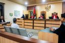 Tim kuasa hukum terdakwa wartawan Mugni Ilma menyoroti rekaman forensik CCTV Lims Cafe dalam sidang di Pengadilan Negeri Selong, Senin (28/9/2026). Mereka menilai Jaksa Penuntut Umum mengaburkan bukti CCTV di lokasi polisi menangkap Mugni Ilma. (Foto: Lombokini.com)