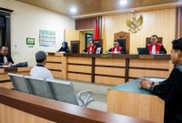 Tim kuasa hukum terdakwa wartawan Mugni Ilma menyoroti rekaman forensik CCTV Lims Cafe dalam sidang di Pengadilan Negeri Selong, Senin (28/9/2026). Mereka menilai Jaksa Penuntut Umum mengaburkan bukti CCTV di lokasi polisi menangkap Mugni Ilma. (Foto: Lombokini.com)