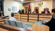 Tim kuasa hukum terdakwa wartawan Mugni Ilma menyoroti rekaman forensik CCTV Lims Cafe dalam sidang di Pengadilan Negeri Selong, Senin (28/9/2026). Mereka menilai Jaksa Penuntut Umum mengaburkan bukti CCTV di lokasi polisi menangkap Mugni Ilma. (Foto: Lombokini.com)