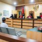 Tim kuasa hukum terdakwa wartawan Mugni Ilma menyoroti rekaman forensik CCTV Lims Cafe dalam sidang di Pengadilan Negeri Selong, Senin (28/9/2026). Mereka menilai Jaksa Penuntut Umum mengaburkan bukti CCTV di lokasi polisi menangkap Mugni Ilma. (Foto: Lombokini.com)