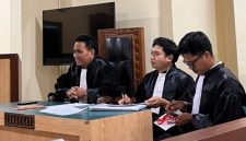 Penanggung Jawab Posbakum Sorenggana Law Firm Herman Sorenggana, S.H., M.H. (kanan) bersama Tim Sorenggana Law Firm. (Foto: Lombokini.com/Istimewa)