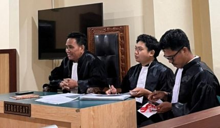 Penanggung Jawab Posbakum Sorenggana Law Firm Herman Sorenggana, S.H., M.H. (kanan) bersama Tim Sorenggana Law Firm.
