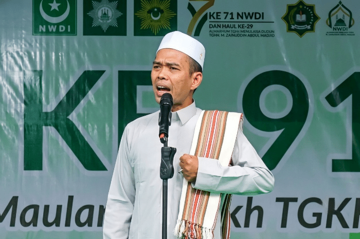 Ustaz Abdul Somad (UAS) memaparkan tujuh pelajaran dari Maulana Syekh TGKH Muhammad Zainuddin Abdul Madjid pada Hultah ke-91 NWDI di Pancor, Lombok Timur, Ahad (13/9/2026). (Foto: Lombokini.com).