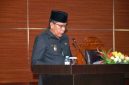 Wakil Bupati Lombok Timur H. Moh Edwin Hadiwijaya memaparkan dua raperda dalam Rapat Paripurna II Masa Sidang I DPRD Lombok Timur, Jumat (25/9/2026). Kedua raperda itu ialah Raperda Perubahan APBD Tahun 2026 dan Raperda Pelaksanaan Sub Kegiatan Tahun Jamak Pekerjaan Rehabilitasi Masjid Agung Al-Mujahiddin Selong. (Foto: Lombokini.com)
