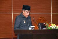 Wakil Bupati Lombok Timur H. Moh Edwin Hadiwijaya memaparkan dua raperda dalam Rapat Paripurna II Masa Sidang I DPRD Lombok Timur, Jumat (25/9/2026). Kedua raperda itu ialah Raperda Perubahan APBD Tahun 2026 dan Raperda Pelaksanaan Sub Kegiatan Tahun Jamak Pekerjaan Rehabilitasi Masjid Agung Al-Mujahiddin Selong. (Foto: Lombokini.com)