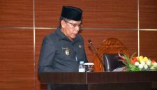 Wakil Bupati Lombok Timur H. Moh Edwin Hadiwijaya memaparkan dua raperda dalam Rapat Paripurna II Masa Sidang I DPRD Lombok Timur, Jumat (25/9/2026). Kedua raperda itu ialah Raperda Perubahan APBD Tahun 2026 dan Raperda Pelaksanaan Sub Kegiatan Tahun Jamak Pekerjaan Rehabilitasi Masjid Agung Al-Mujahiddin Selong. (Foto: Lombokini.com)