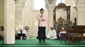 Wakil Bupati Lombok Timur H. Moh. Edwin Hadiwijaya berpidato pada peringatan Maulid Nabi Muhammad SAW di Masjid Jami’ Baiturrahman Denggen, Kecamatan Selong, Jumat (11/9/2026). Foto: Lombokini.com/PKP Setda Lotim