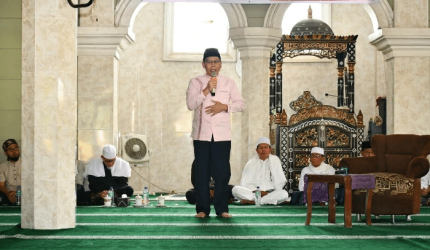 Wakil Bupati Lombok Timur H. Moh. Edwin Hadiwijaya berpidato pada peringatan Maulid Nabi Muhammad SAW di Masjid Jami’ Baiturrahman Denggen, Kecamatan Selong, Jumat (11/9/2026).