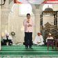 Wakil Bupati Lombok Timur H. Moh. Edwin Hadiwijaya berpidato pada peringatan Maulid Nabi Muhammad SAW di Masjid Jami’ Baiturrahman Denggen, Kecamatan Selong, Jumat (11/9/2026). Foto: Lombokini.com/PKP Setda Lotim