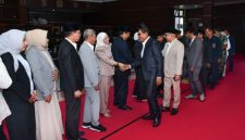 Bupati Lombok Timur Haerul Warisin menyalami pimpinan dan anggota DPRD, TAPD, serta Badan Anggaran (Banggar) usai Rapat Paripurna II Masa Sidang I Rapat IV Tahun Persidangan 2026/2027 DPRD Lombok Timur, Rabu (30/9/2026).
