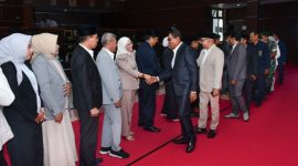 Bupati Lombok Timur Haerul Warisin menyalami pimpinan dan anggota DPRD, TAPD, serta Badan Anggaran (Banggar) usai Rapat Paripurna II Masa Sidang I Rapat IV Tahun Persidangan 2026/2027 DPRD Lombok Timur, Rabu (30/9/2026).
