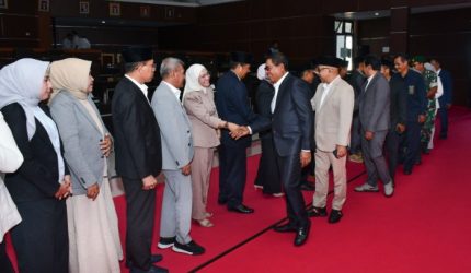 Bupati Lombok Timur Haerul Warisin menyalami anggota DPRD usai Rapat Paripurna II Masa Sidang I Rapat IV Tahun Persidangan 2026/2027 DPRD Lombok Timur, Rabu (30/9/2026).