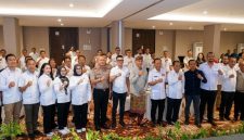 Pose bersama Ketua Umum BPP ABUJAPI Sofjan Yacoeb dan jajaran BPD ABUJAPI NTB serta BUJP se-NTB di Hotel Harris Sunset Road Bali, Jumat (9/10/2026), usai pengarahan hasil Rakernas Bandung menuju aksi nyata. (Foto: Lombokini.com)