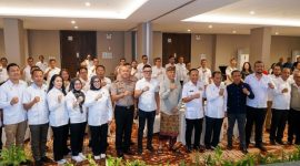 Pose bersama Ketua Umum BPP ABUJAPI Sofjan Yacoeb dan jajaran BPD ABUJAPI NTB serta BUJP se-NTB di Hotel Harris Sunset Road Bali, Jumat (9/10/2026), usai pengarahan hasil Rakernas Bandung menuju aksi nyata. (Foto: Lombokini.com)