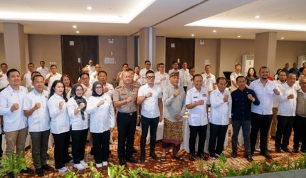 Pose bersama Ketua Umum BPP ABUJAPI Sofjan Yacoeb dan jajaran BPD ABUJAPI NTB serta BUJP se-NTB di Hotel Harris Sunset Road Bali, Jumat (9/10/2026), usai pengarahan hasil Rakernas Bandung menuju aksi nyata.
