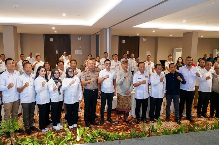 Pose bersama Ketua Umum BPP ABUJAPI Sofjan Yacoeb dan jajaran BPD ABUJAPI NTB serta BUJP se-NTB di Hotel Harris Sunset Road Bali, Jumat (9/10/2026), usai pengarahan hasil Rakernas Bandung menuju aksi nyata. (Foto: Lombokini.com)