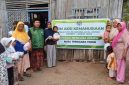 Ketua Tim Aksi Kemanusiaan Majlis Ta’lim Darunnajah Al-Irsyadi Mamben, Lombok Timur, Ustaz Ahmad Asdaruddin, berfoto bersama seusai menyalurkan pakaian layak pakai kepada korban gempa NTT. (Foto: Lombokini.com/Istimewa)