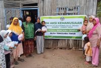 Ketua Tim Aksi Kemanusiaan Majlis Ta’lim Darunnajah Al-Irsyadi Mamben, Lombok Timur, Ustaz Ahmad Asdaruddin, berfoto bersama seusai menyalurkan pakaian layak pakai kepada korban gempa NTT. (Foto: Lombokini.com/Istimewa)