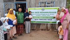 Ketua Tim Aksi Kemanusiaan Majlis Ta’lim Darunnajah Al-Irsyadi Mamben, Lombok Timur, Ustaz Ahmad Asdaruddin, berfoto bersama seusai menyalurkan pakaian layak pakai kepada korban gempa NTT. (Foto: Lombokini.com/Istimewa)